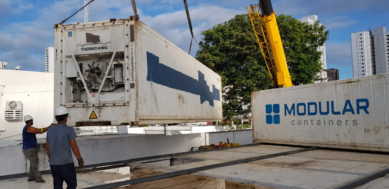 Contêiner marítimo com a marca Modular Containers durante a implantação de um projeto